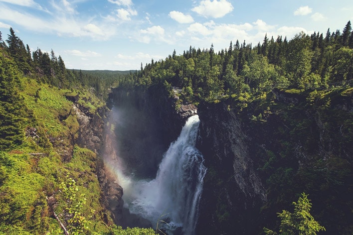 Bekijk vergrote afbeelding van een waterval in een kloof